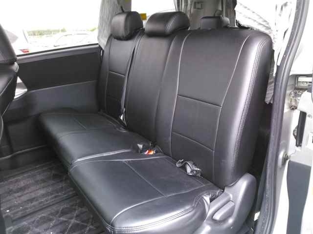TOYOTA VOXY 2010