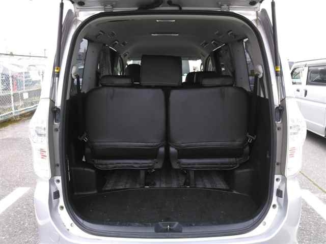 TOYOTA VOXY 2010