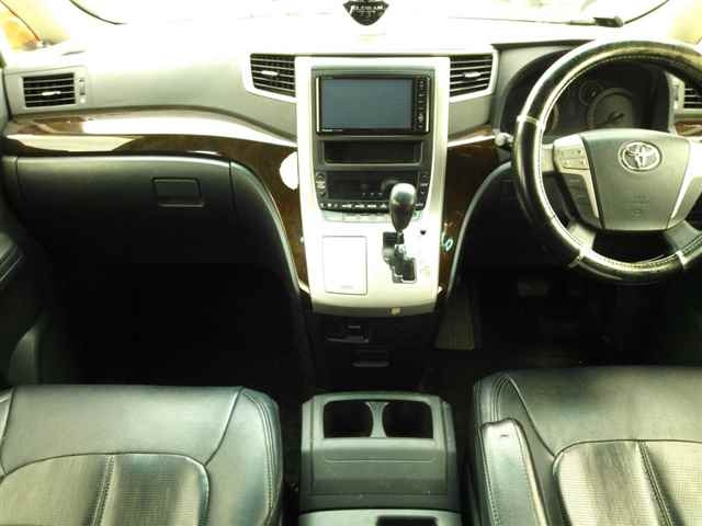 TOYOTA VELLFIRE 2013