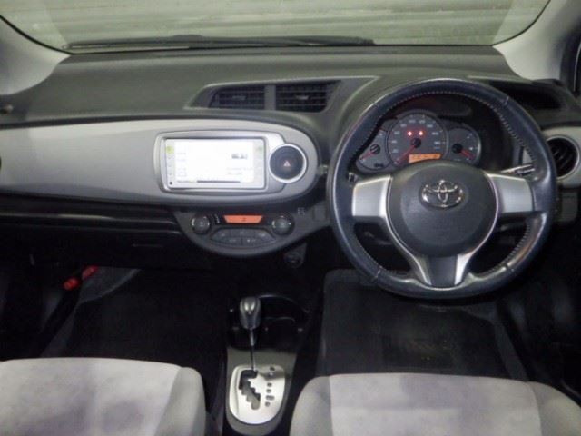 TOYOTA VITZ 2012
