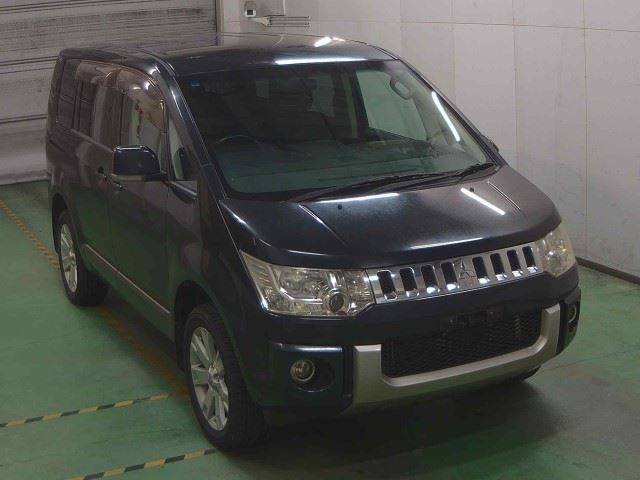 MITSUBISHI DELICA D5 2011