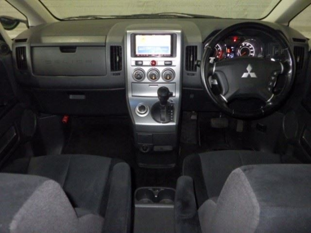 MITSUBISHI DELICA D5 2011