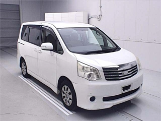 TOYOTA NOAH 2013