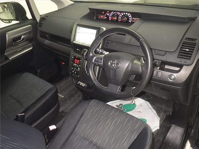TOYOTA VOXY 2012