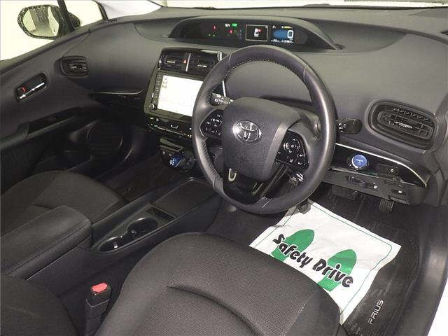TOYOTA PRIUS 2021