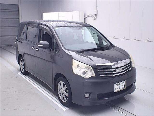 TOYOTA NOAH 2011