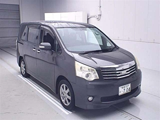 TOYOTA NOAH 2011