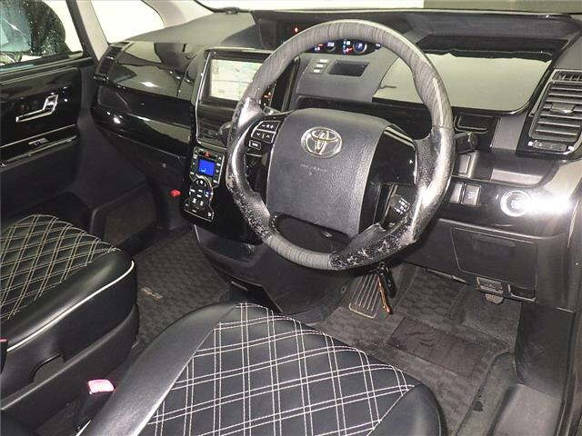 TOYOTA NOAH 2011