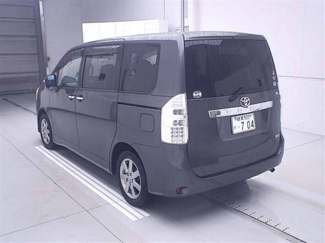 TOYOTA NOAH 2011