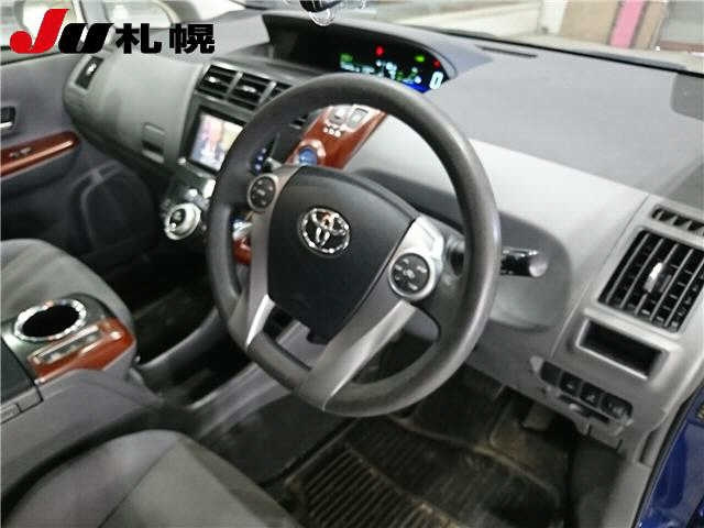 TOYOTA PRIUS ALPHA 2013