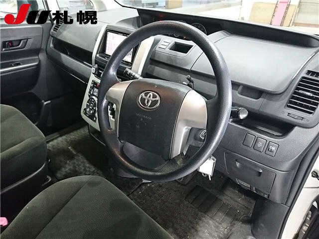 TOYOTA NOAH 2011