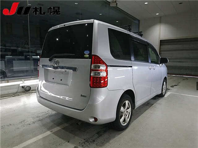 TOYOTA NOAH 2011