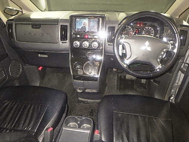MITSUBISHI DELICA D5 2010