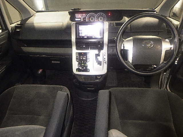 TOYOTA VOXY 2010
