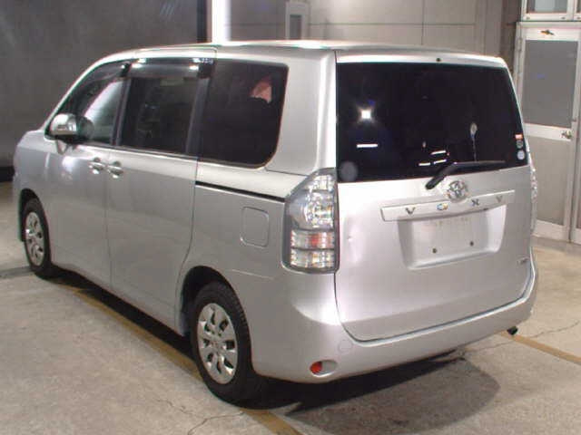 TOYOTA VOXY 2010