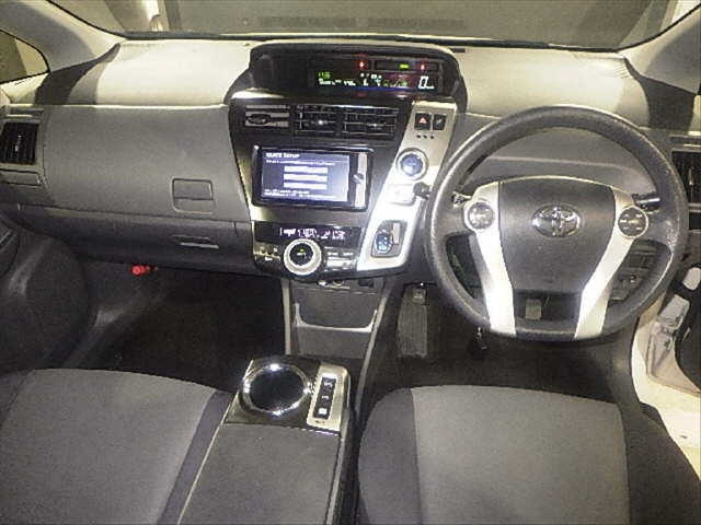 TOYOTA PRIUS ALPHA 2013