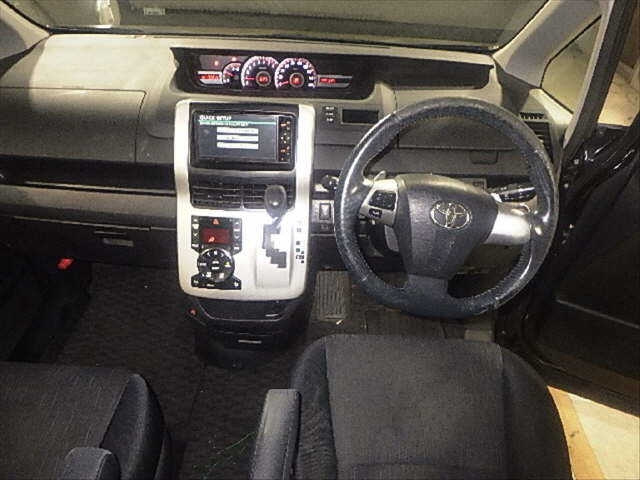 TOYOTA VOXY 2010