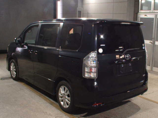 TOYOTA VOXY 2010