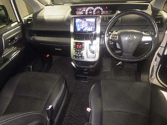 TOYOTA VOXY 2013