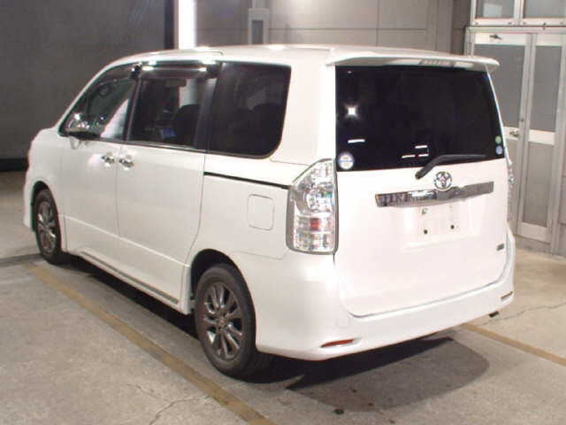 TOYOTA VOXY 2013