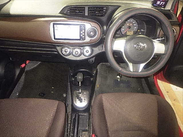 TOYOTA VITZ 2011