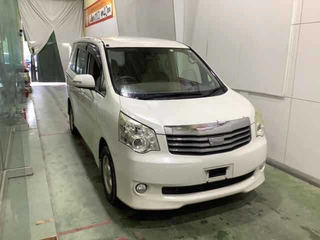 TOYOTA NOAH 2010