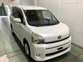 TOYOTA VOXY 2010