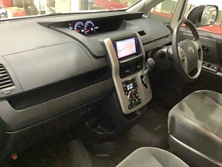 TOYOTA VOXY 2010
