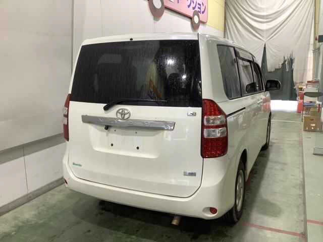 TOYOTA NOAH 2010