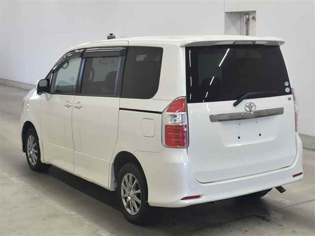 TOYOTA NOAH 2008