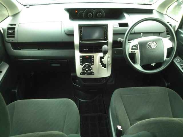 TOYOTA VOXY 2012