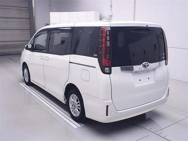 TOYOTA NOAH 2017