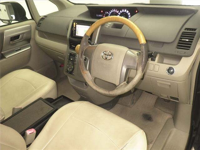 TOYOTA NOAH 2010