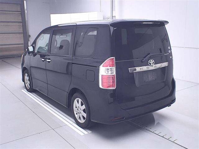 TOYOTA NOAH 2010