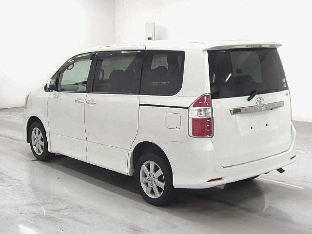 TOYOTA NOAH 2008