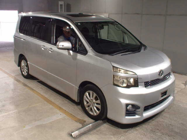 TOYOTA VOXY 2011