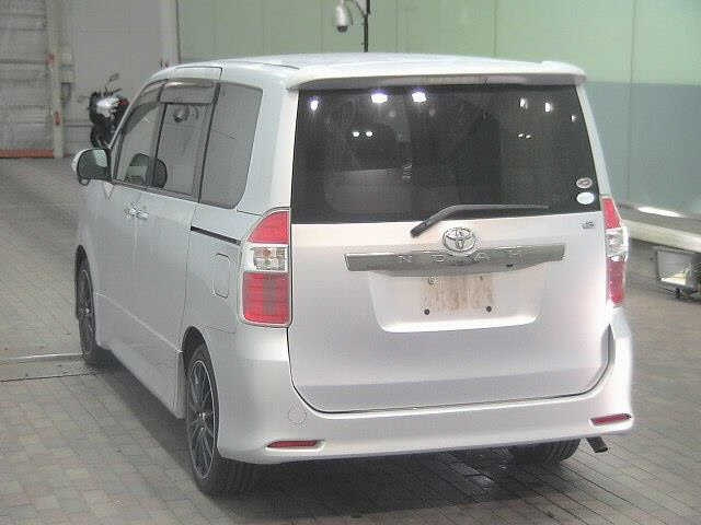 TOYOTA NOAH 2009