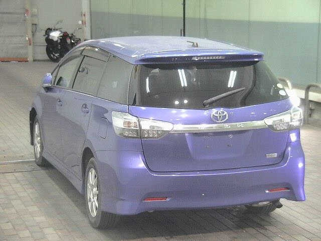 TOYOTA WISH 2013