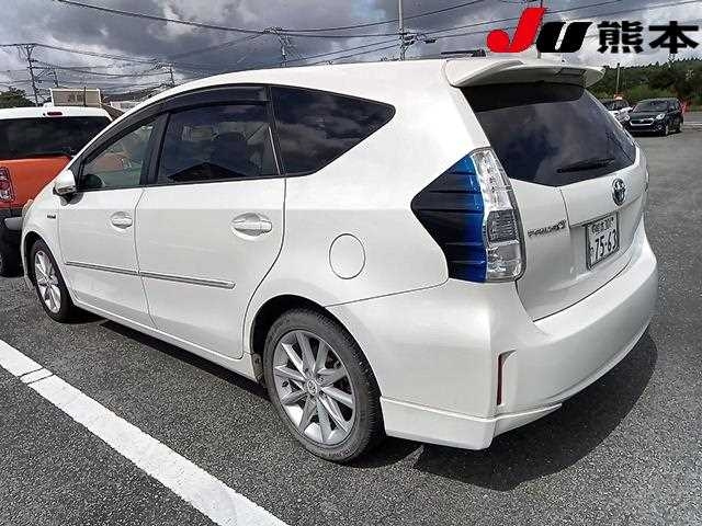 TOYOTA PRIUS ALPHA 2012