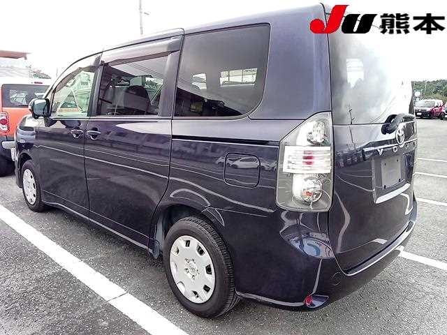 TOYOTA VOXY 2009