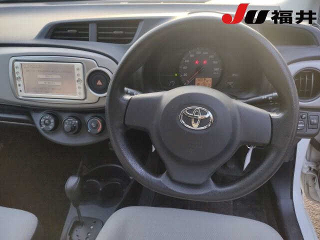 TOYOTA VITZ 2011