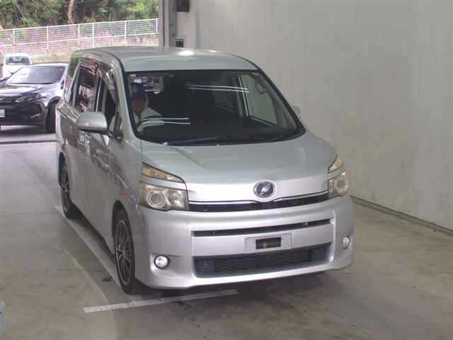 TOYOTA VOXY 2010