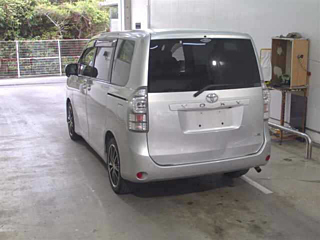 TOYOTA VOXY 2010
