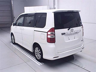 TOYOTA NOAH 2011