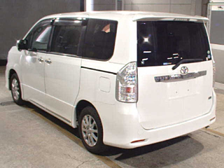 TOYOTA VOXY 2013