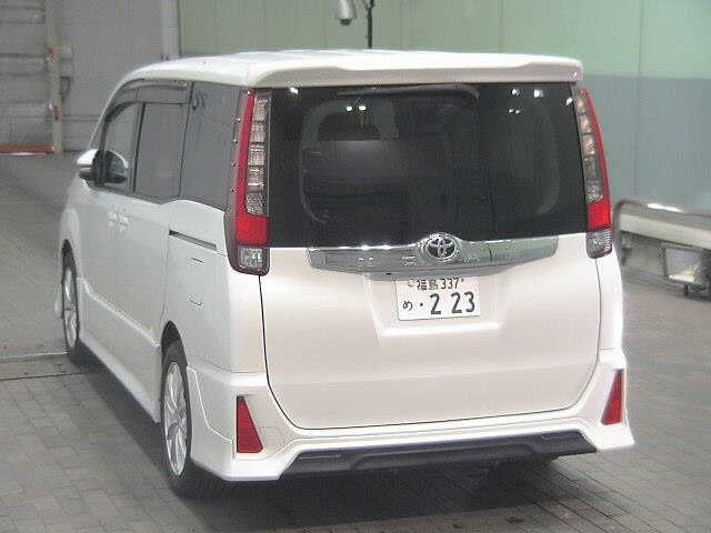 TOYOTA NOAH 2014