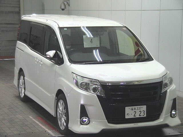 TOYOTA NOAH 2014