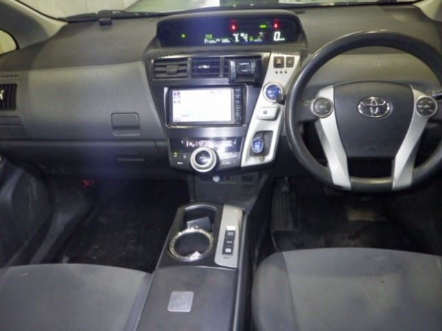 TOYOTA PRIUS ALPHA 2013