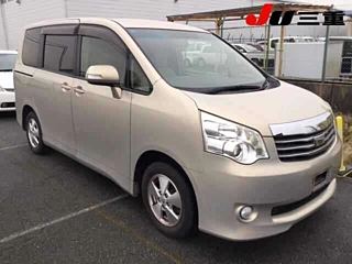 TOYOTA NOAH 2013