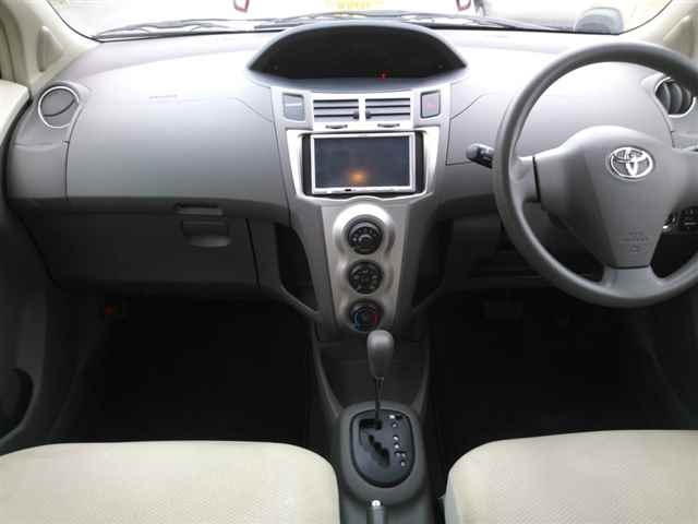 TOYOTA VITZ 2010